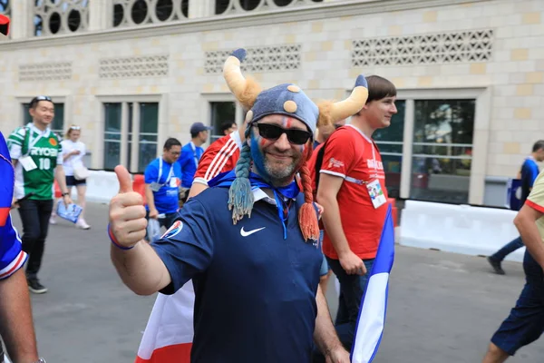 MOSCOW, RÚSSIA - 26 de junho de 2018: torcedores franceses e dinamarqueses comemoram durante o jogo do Grupo C da Copa do Mundo entre França e Dinamarca no Estádio Luzhniki — Fotografia de Stock