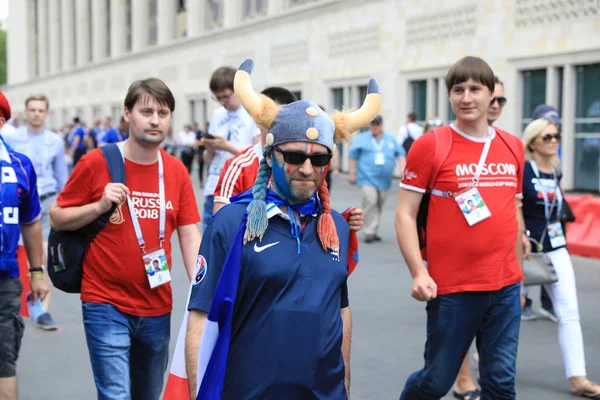 MOSCOW, RÚSSIA - 26 de junho de 2018: torcedores franceses e dinamarqueses comemoram durante o jogo do Grupo C da Copa do Mundo entre França e Dinamarca no Estádio Luzhniki — Fotografia de Stock