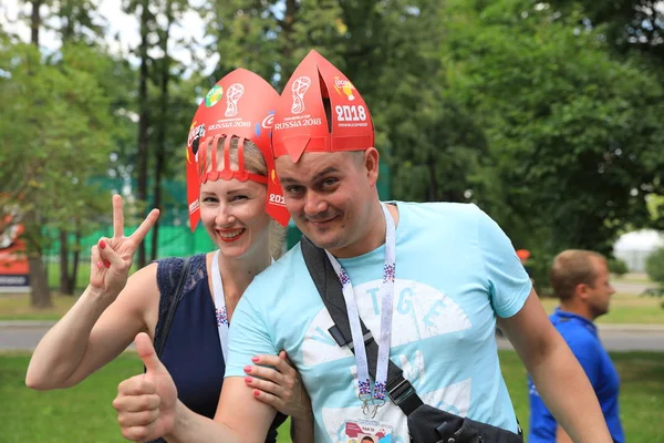 MOSCÚ, RUSIA - 26 de junio de 2018: Los aficionados rusos celebran durante el partido del Grupo C de la Copa Mundial entre Francia y Dinamarca en el estadio Luzhniki —  Fotos de Stock