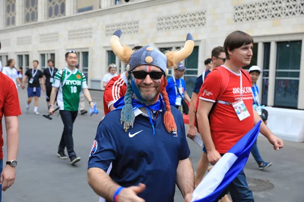 MOSCOW, RÚSSIA - 26 de junho de 2018: torcedores franceses e dinamarqueses comemoram durante o jogo do Grupo C da Copa do Mundo entre França e Dinamarca no Estádio Luzhniki — Fotografia de Stock