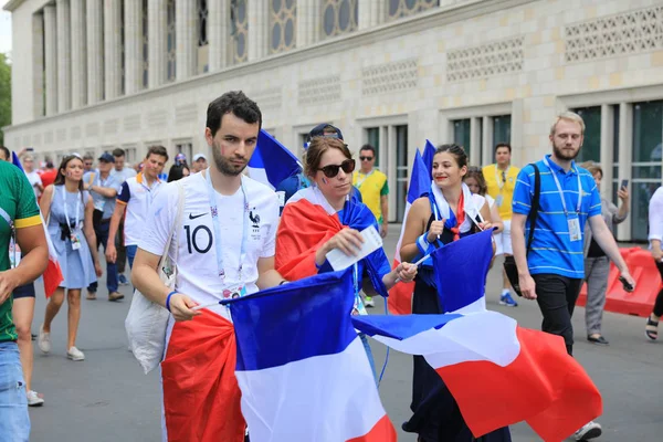 MOSCÚ, RUSIA - 26 de junio de 2018: Los aficionados franceses y daneses celebran durante el partido del Grupo C de la Copa Mundial entre Francia y Dinamarca en el estadio Luzhniki — Foto de Stock