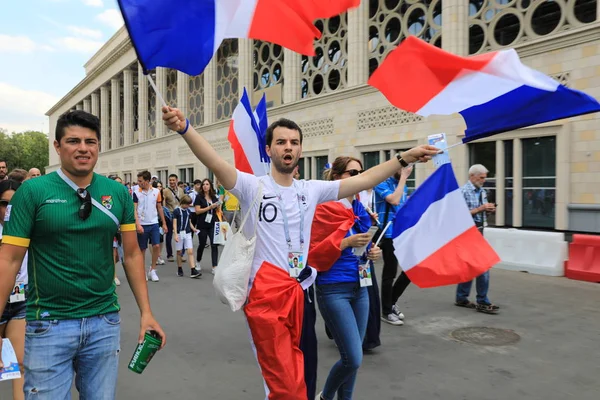  Moskova, Rusya - 26 Haziran 2018: Fransa ve Danimarka Luzhniki Stadı nda arasında Dünya Kupası C grubu oyun sırasında kutluyor Fransızca ve Danimarka hayranları
