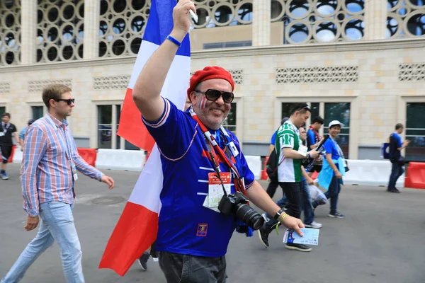  Moskova, Rusya - 26 Haziran 2018: Fransa ve Danimarka Luzhniki Stadı nda arasında Dünya Kupası C grubu oyun sırasında kutluyor Fransızca ve Danimarka hayranları
