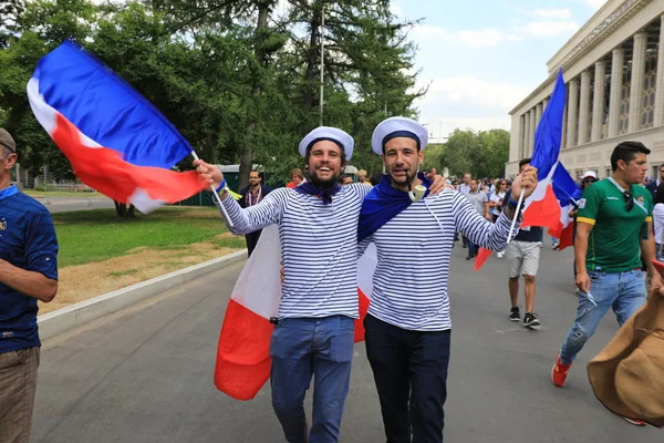 Moskau, Russland - 26. Juni 2018: Französische und dänische Fans feiern während des WM-Gruppenspiels zwischen Frankreich und Dänemark im Luschniki-Stadion — Stockfoto