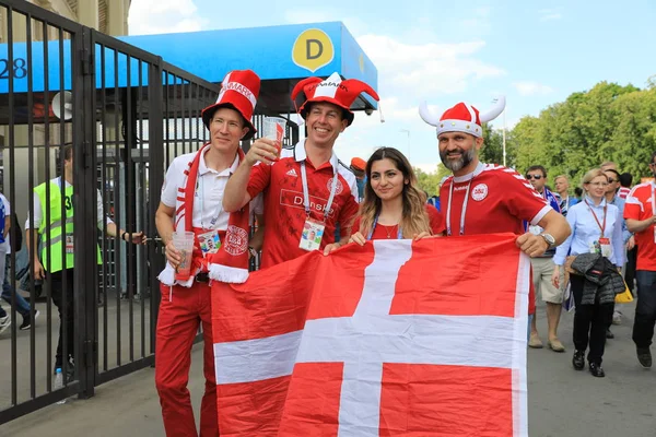 MOSCOW, RÚSSIA - 26 de junho de 2018: torcedores franceses e dinamarqueses comemoram durante o jogo do Grupo C da Copa do Mundo entre França e Dinamarca no Estádio Luzhniki — Fotografia de Stock