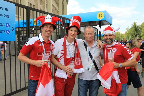 MOSCOW, RÚSSIA - 26 de junho de 2018: torcedores franceses e dinamarqueses comemoram durante o jogo do Grupo C da Copa do Mundo entre França e Dinamarca no Estádio Luzhniki — Fotografia de Stock