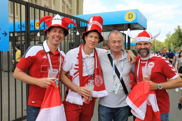 MOSCOW, RÚSSIA - 26 de junho de 2018: torcedores franceses e dinamarqueses comemoram durante o jogo do Grupo C da Copa do Mundo entre França e Dinamarca no Estádio Luzhniki — Fotografia de Stock