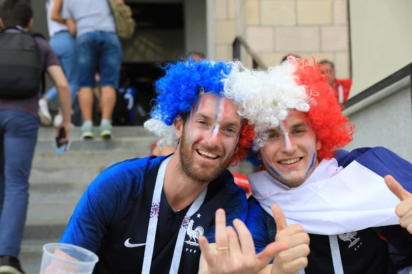 MOSCOW, RÚSSIA - 26 de junho de 2018: torcedores franceses e dinamarqueses comemoram durante o jogo do Grupo C da Copa do Mundo entre França e Dinamarca no Estádio Luzhniki — Fotografia de Stock