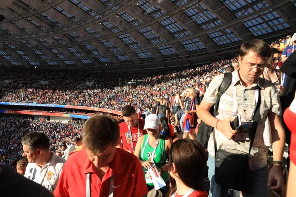 MOSCOU, RUSSIE - 26 juin 2018 : Les fans français et danois célèbrent le match du groupe C de la Coupe du monde entre la France et le Danemark au stade Luzhniki — Photo