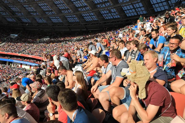 MOSCOW, RÚSSIA - 26 de junho de 2018: fãs comemorando durante o jogo do Grupo C da Copa do Mundo entre França e Dinamarca no Estádio Luzhniki — Fotografia de Stock