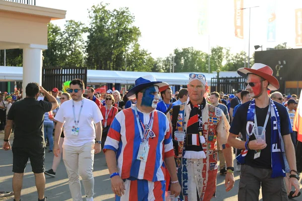 莫斯科, 俄罗斯-2018年6月26日: 法国和丹麦球迷庆祝在世界杯 C 组比赛期间法国和丹麦在卢日尼基体育场 — 图库照片