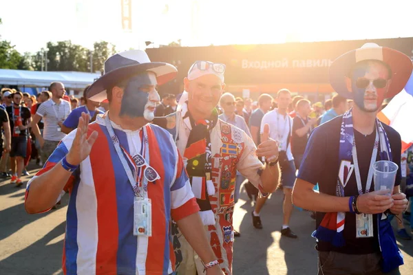 MOSCÚ, RUSIA - 26 de junio de 2018: Los aficionados franceses y daneses celebran durante el partido del Grupo C de la Copa Mundial entre Francia y Dinamarca en el estadio Luzhniki — Foto de Stock