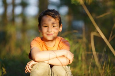 açık havada sonbaharda mutlu çocuk                