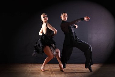 siyah arka plan üzerine izole balo dansçıları