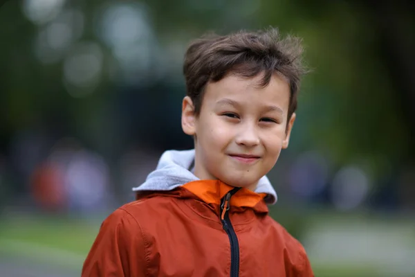 Μικρό Ευτυχισμένο Αγόρι Εξωτερικούς Χώρους Φθινόπωρο — Φωτογραφία Αρχείου