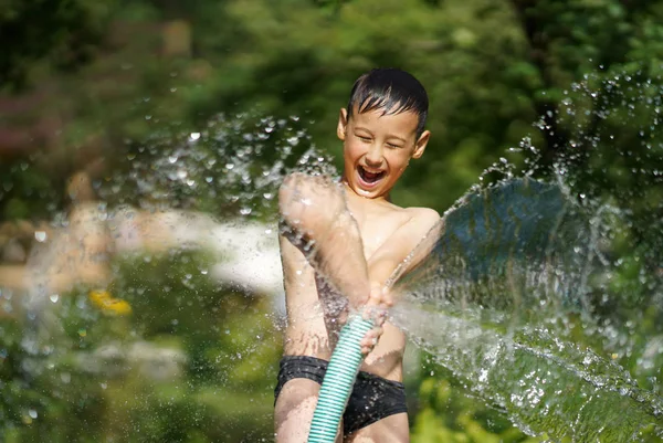 Chlapec Horkém Letním Dni Stráveném Venku Proti Stříkající Vodě — Stock fotografie