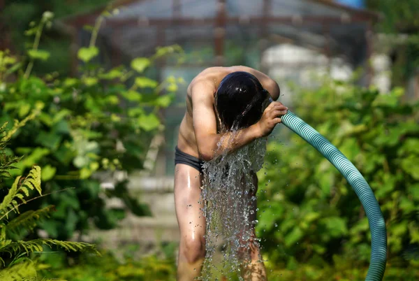 Jongen Met Plons Water Hete Zomer Dag Buitenlucht — Stockfoto