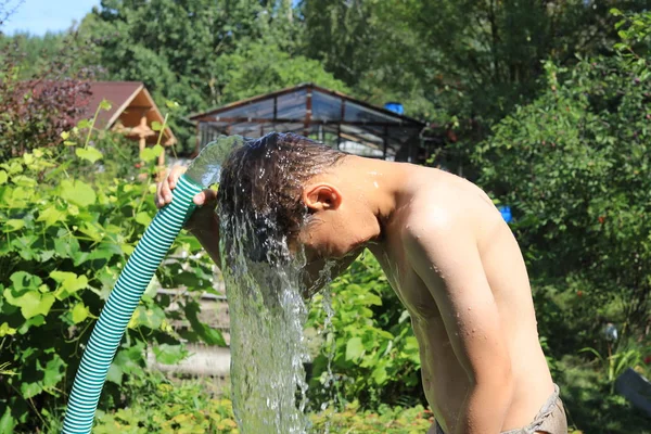 Der Junge Mit Spritzwasser Heißen Sommertagen Freien — Stockfoto