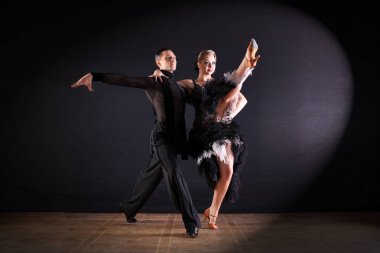 siyah arka plan üzerine izole balo dansçıları