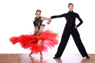 Balo salonunda beyaz arka planda dansçılar