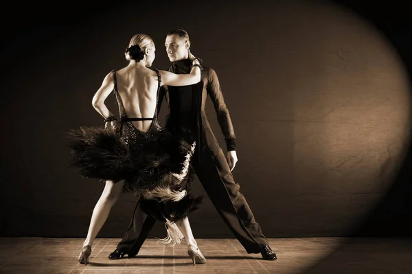 Tanečníci Tanečním Sále Izolovaných Černém Pozadí — Stock fotografie