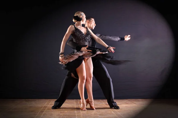 Siyah Arka Plan Üzerine Izole Balo Dansçıları — Stok fotoğraf