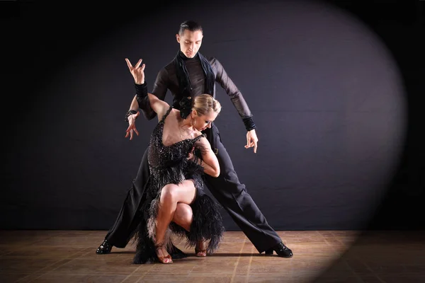 Dansare Ballroom Isolerad Svart Bakgrund — Stockfoto