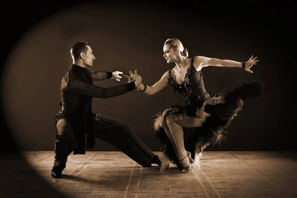 Bailarines Salón Aislados Sobre Fondo Negro —  Fotos de Stock