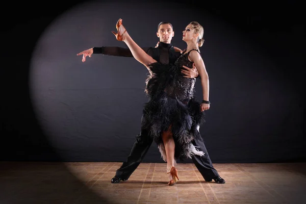 Bailarines Salón Aislados Sobre Fondo Negro —  Fotos de Stock