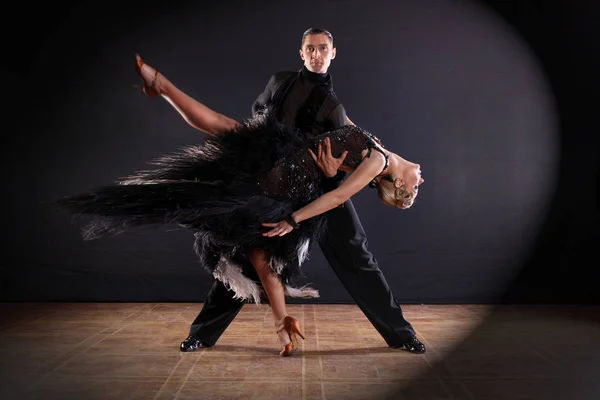 Bailarines Salón Aislados Sobre Fondo Negro —  Fotos de Stock