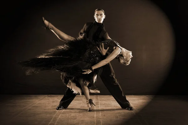 Dansers Balzaal Geïsoleerd Zwarte Achtergrond — Stockfoto