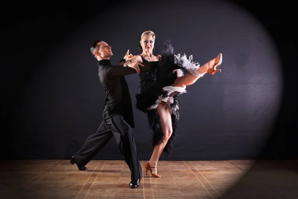 Танцюристи Бальній Кімнаті Ізольовані Чорному Тлі — стокове фото