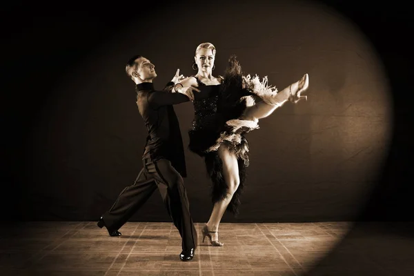 Bailarines Salón Aislados Sobre Fondo Negro —  Fotos de Stock