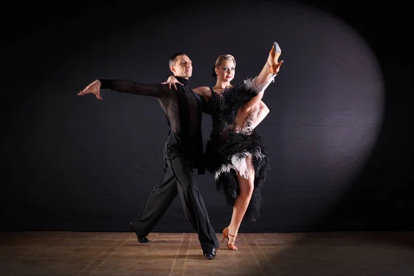 Bailarines Salón Aislados Sobre Fondo Negro — Foto de Stock