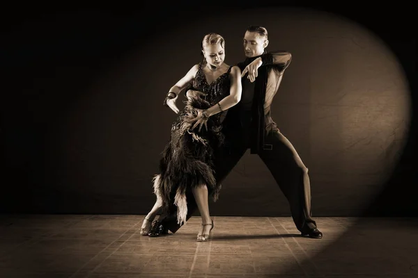 Danseurs Dans Salle Bal Isolé Sur Fond Noir — Photo