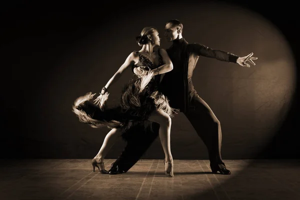 Bailarines Salón Aislados Sobre Fondo Negro — Foto de Stock