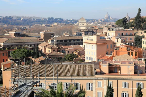 Klasik Roma - eski çatı binaları ve sokak manzarası — Stok fotoğraf