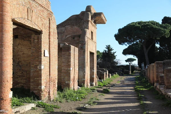 Restes de l'ancienne ville d'Ostie construite à la fois sur la mer et le Tibe — Photo