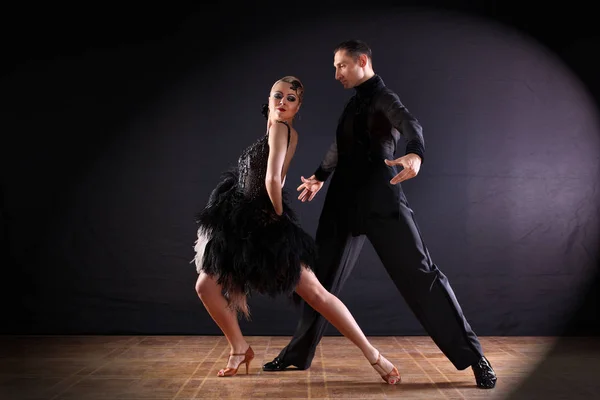 Bailarines en salón aislados sobre fondo negro — Foto de Stock