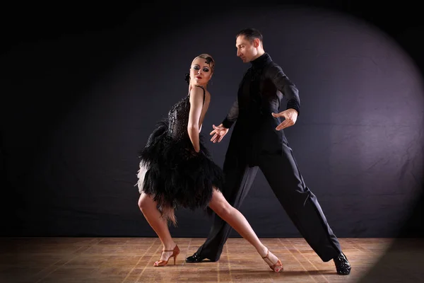 Danseurs dans la salle de bal isolé sur fond noir — Photo