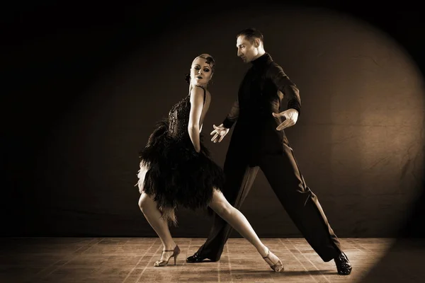 Danseurs dans la salle de bal isolé sur fond noir — Photo