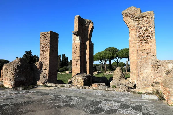 Restes de l'ancienne ville d'Ostie construite à la fois sur la mer et le Tibe — Photo