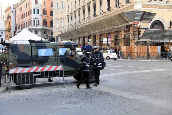 ROMA - 3 GENNAIO: la polizia di Roma controlla la strada di Roma il 3 gennaio — Foto Stock