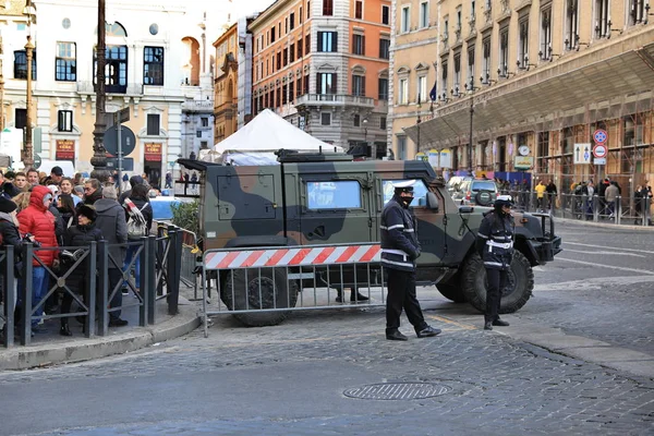 ROMA - 3 GENNAIO: la polizia di Roma controlla la strada di Roma il 3 gennaio — Foto Stock