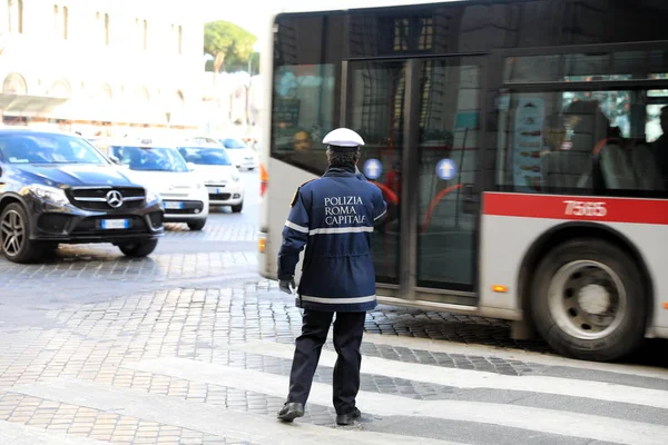 ROMA - 3 DE ENERO: La policía de Roma controla la calle de Roma el 3 de enero — Foto de Stock