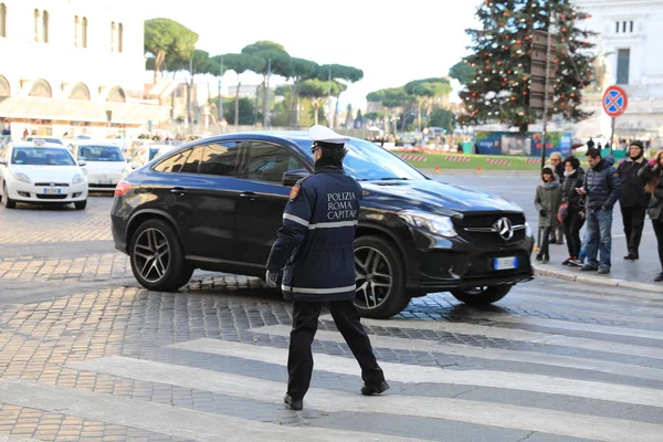 ROME - JAN 3: Rome police control the street in Rome the 3 Jan — Stock Photo, Image