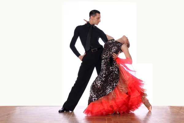 Dansers in ballroom tegen witte achtergrond — Stockfoto