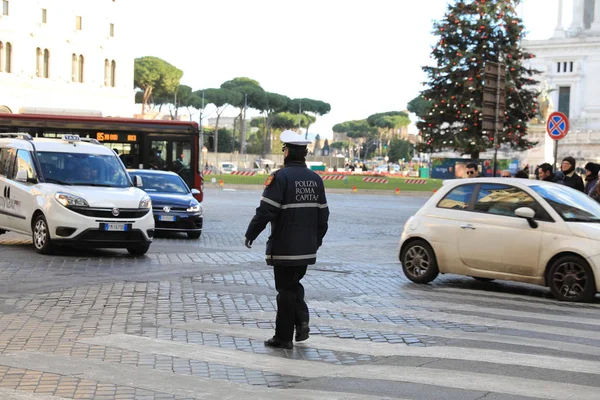 ROME - JAN 3: Rome police control the street in Rome the 3 Jan — Stock Photo, Image