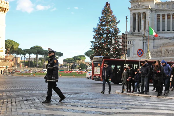 ROMA - 3 GENNAIO: la polizia di Roma controlla la strada di Roma il 3 gennaio — Foto Stock