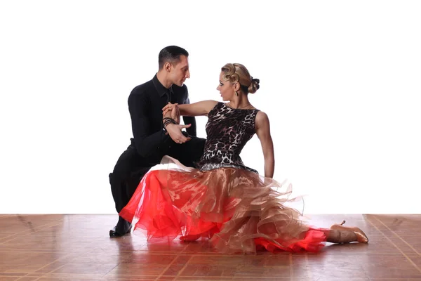 Latino dansers in balzaal tegen witte achtergrond — Stockfoto